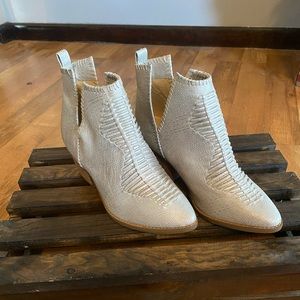 Not Rated booties barely worn. It’s like a Champagne color. Size 8.5